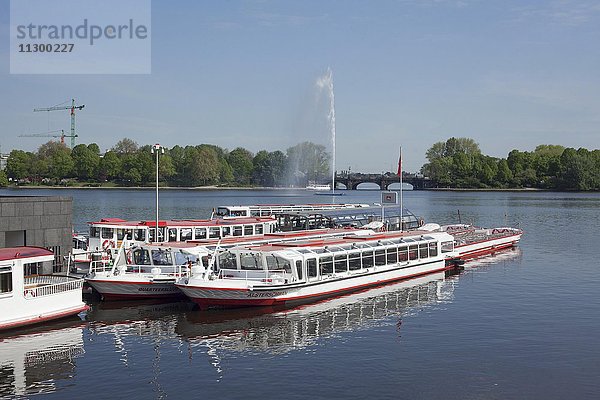 Binnenalster mit Fontäne und Lombardsbrücke  Jungfernstieg  Hamburg  Deutschland  Europa