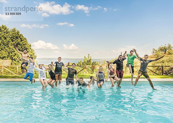 Gruppe Jugendlicher  Tennager springen in Pool  Latium  Italien  Europa
