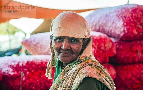 Portrait einer Verkäuferin auf einem Markt  Chinnamanur  Tamil Nadu  Indien  Asien