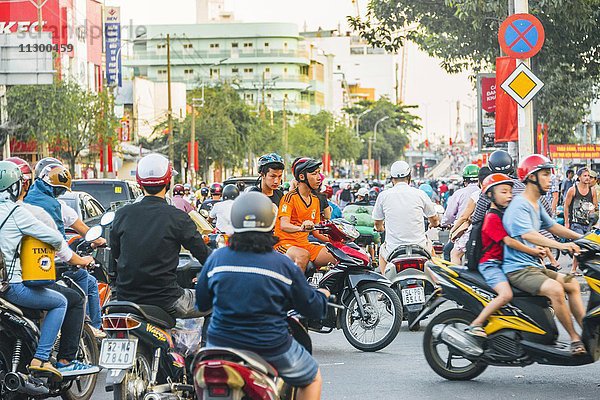 Massen an Rollerfahrern  chaotischer Straßenverkehr  Ho-Chi-Minh-Stadt  H? Chí Minh  Vietnam  Asien