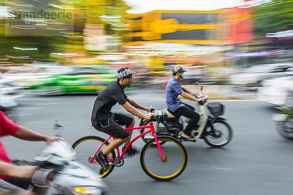 Radfahrer im chaotischen Straßenverkehr  Rollerfahrer  Bewegungsunschärfe  Ho-Chi-Minh-Stadt  H? Chí Minh  Vietnam  Asien