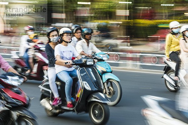 Rollerfahrer im chaotischen Straßenverkehr  Bewegungsunschärfe  Ho-Chi-Minh-Stadt  H? Chí Minh  Vietnam  Asien