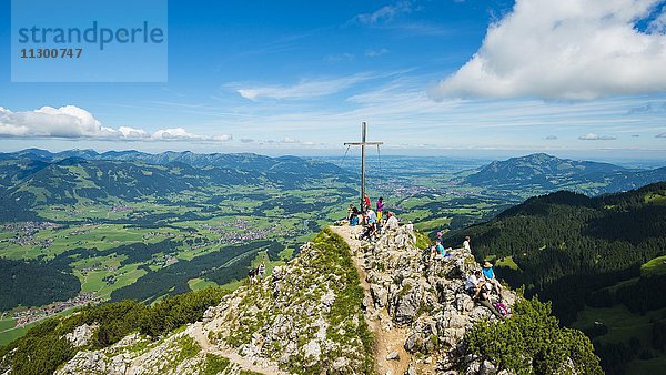 Wanderer am Gipfel  Ausblick vom Rubihorn  1957m  in das Illertal  Allgäu  Bayern  Deutschland  Europa