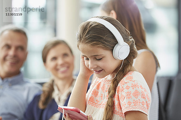 Mädchen hören Musik mit Kopfhörer und mp3-Player