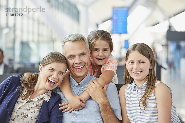 Portrait lächelnde Familie im Abflugbereich des Flughafens