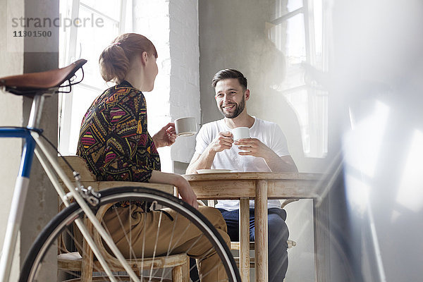 Pärchen reden und Kaffee trinken bei Tisch