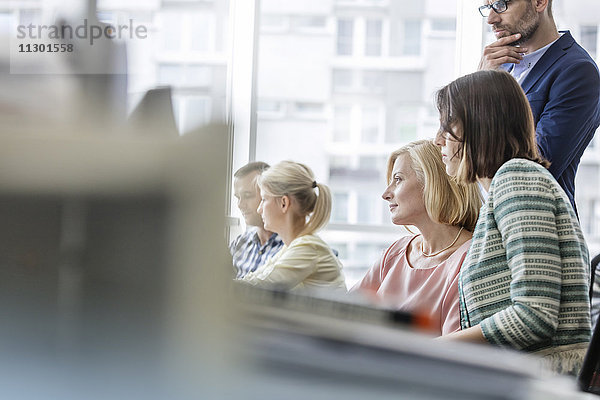 Geschäftsleute am Schreibtisch im Büro