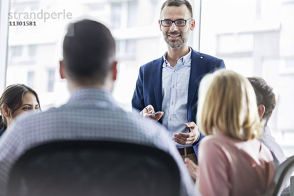 Geschäftsmann leitet Meeting im Büro