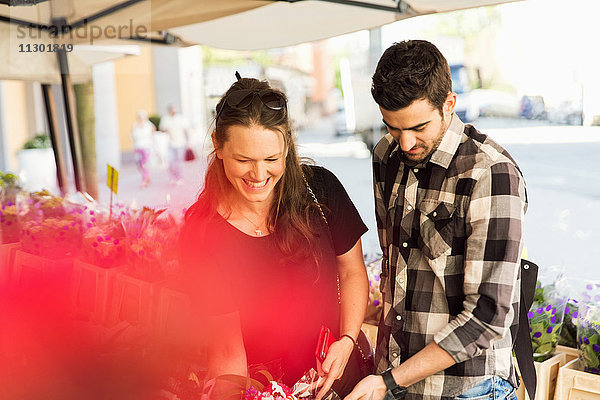 Glückliches Paar beim Einkaufen auf dem Blumenmarkt