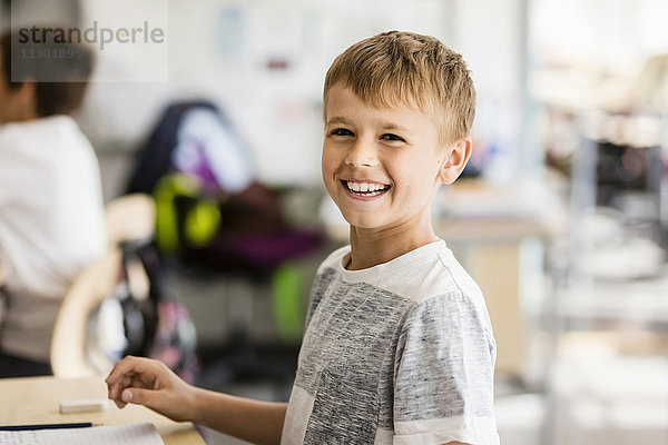 Porträt eines glücklichen Jungen in der Schule