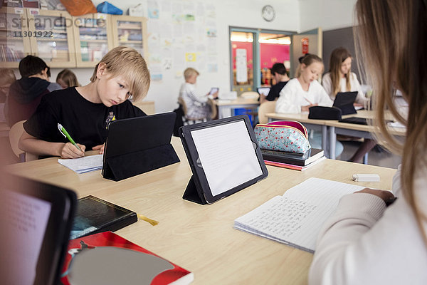 Gymnasiasten lernen durch digitale Tabletts im Klassenzimmer