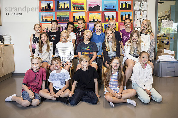 Porträt glücklicher Schulkinder im Klassenzimmer