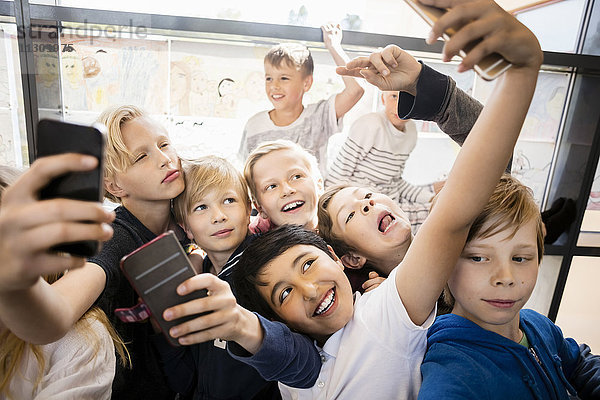 Gruppe von Jungen  die Selfie im Flur nehmen