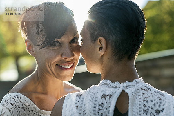 Porträt einer glücklichen lesbischen Frau mit junger Partnerin