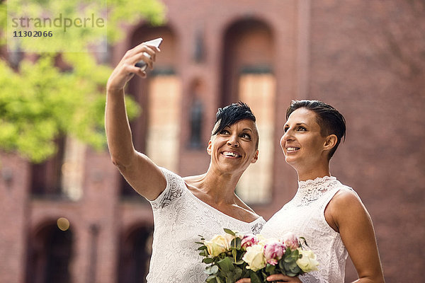 Glückliches lesbisches Paar nimmt Selfie vom Handy