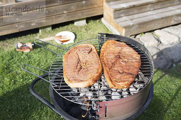 Zwei Flintsteaks auf dem Holzkohlegrill