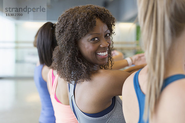 Portrait lächelnde Frau beim Sportunterricht im Fitnessstudio