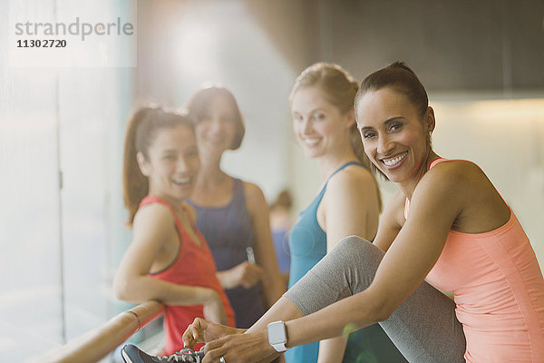 Portrait lächelnde Frauen im Studio