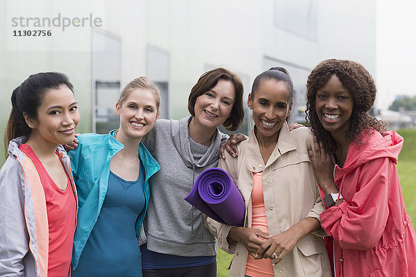 Portrait lächelnde Frauen Freunde mit Yogamatte