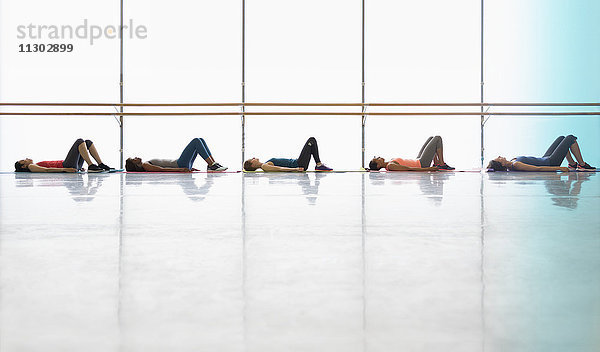 Frauen liegend auf Yogamatten im Fitnessstudio der Gymnastikklasse