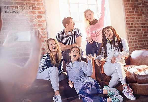 Junge Freunde beim Fotografieren im Studio