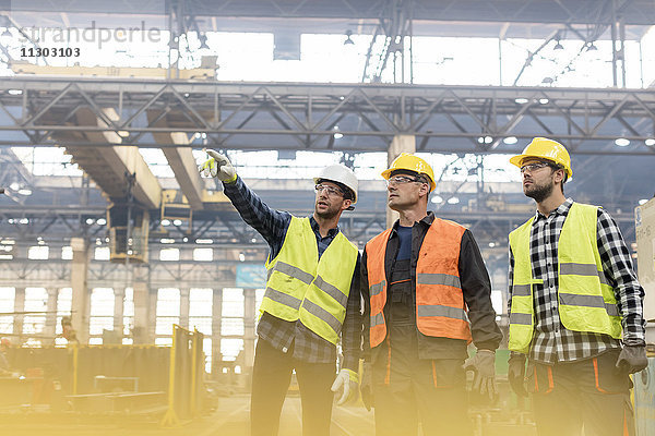 Stahlarbeiter im Gespräch in der Fabrik