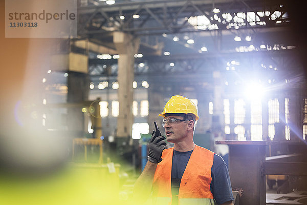 Stahlarbeiter mit Walkie-Talkie in der Fabrik