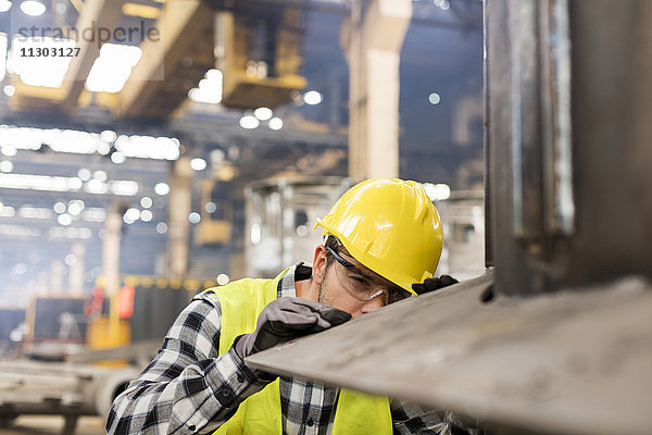 Stahlarbeiter bei der Untersuchung von Stahl im Werk