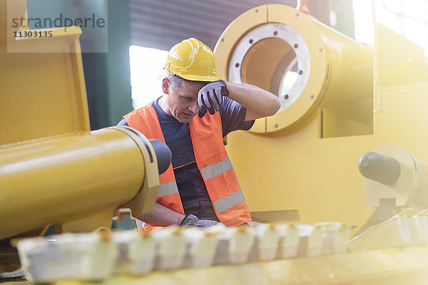 Müde Stahlarbeiter in der Fabrik