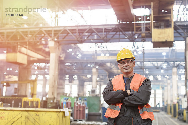 Porträt eines selbstbewussten Stahlarbeiters in der Fabrik