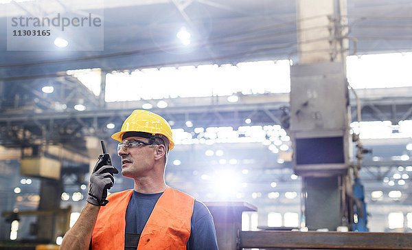 Stahlarbeiter mit Walkie-Talkie in der Fabrik