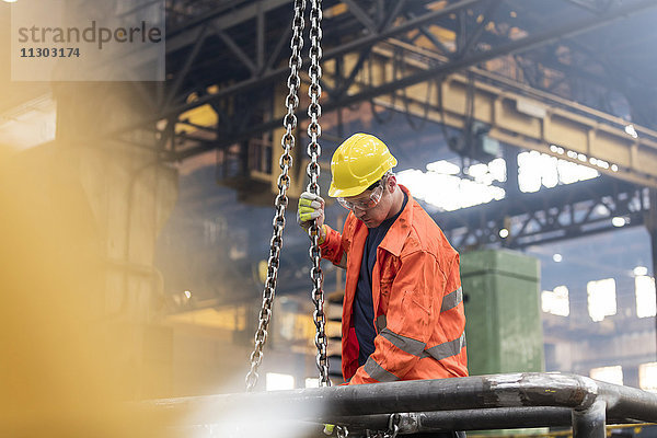 Stahlarbeiter-Befestigungskette im Werk