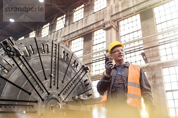 Stahlarbeiter mit Walkie-Talkie in der Fabrik