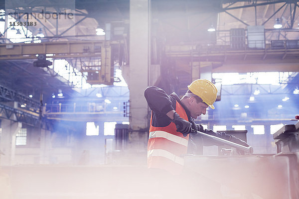 Stahlarbeiter in der Fabrik