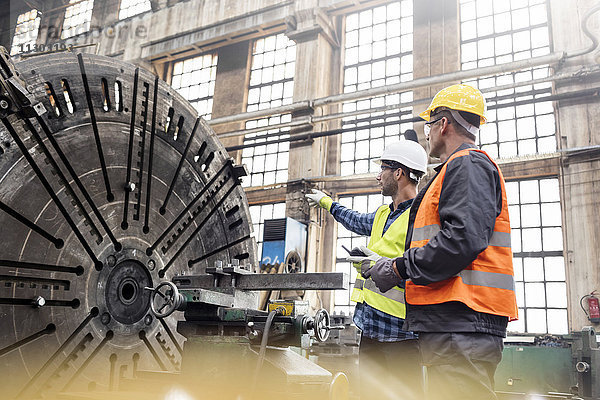 Stahlarbeiter im Gespräch in der Fabrik