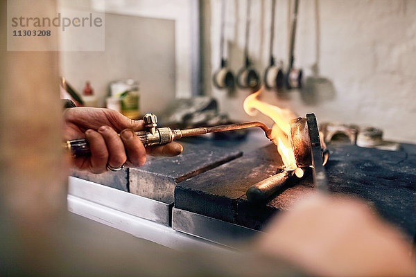 Juwelierheizung Metall mit Brenner in der Werkstatt