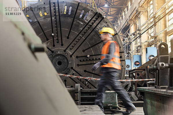 Stahlarbeiter beim Gehen in der Fabrik