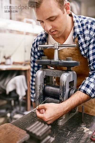 Juwelier mit Geräten in der Werkstatt