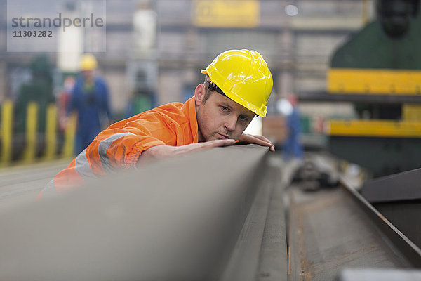 Stahlarbeiter bei der Untersuchung von Stahl im Werk