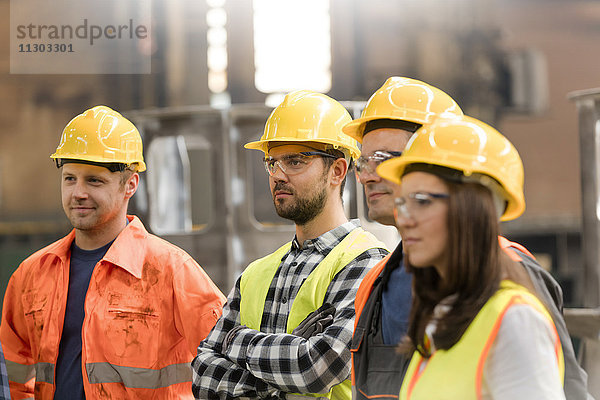 Stahlarbeiter beim Zuhören in der Fabrik