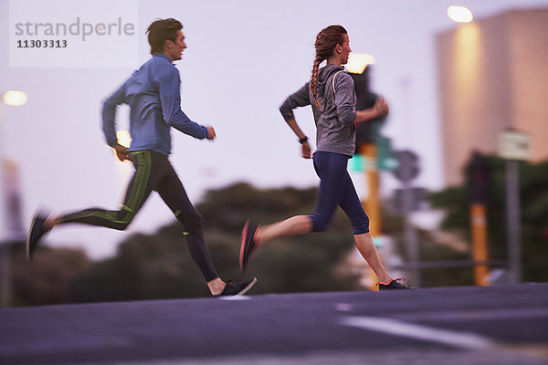 Läuferpaar läuft auf einer städtischen Straße