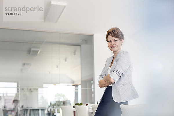 Portrait lächelnde Geschäftsfrau im Konferenzraum