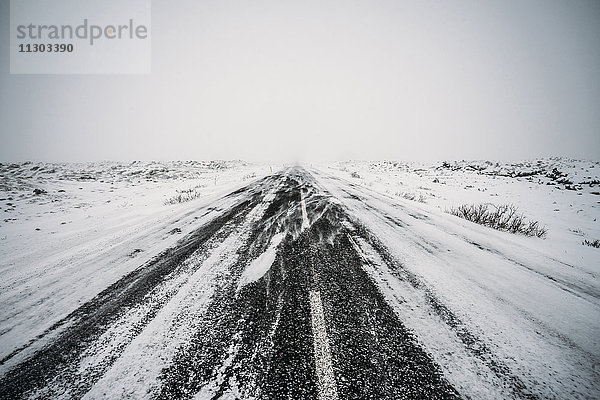 Abnehmende Perspektive abgelegene schneebedeckte Straße