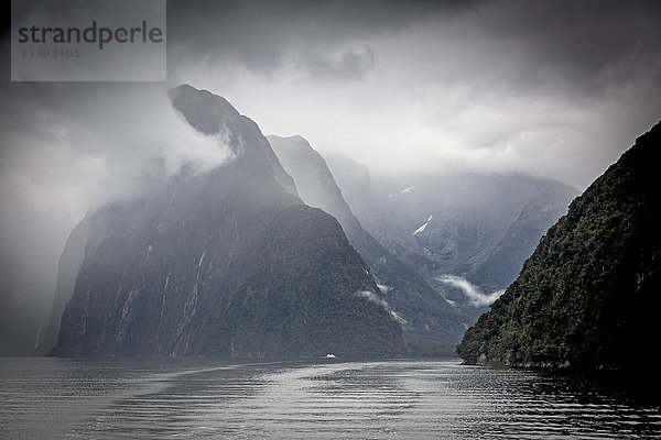 Wolken und Nebel um die Klippen  Milford Sound  Südinsel Neuseeland