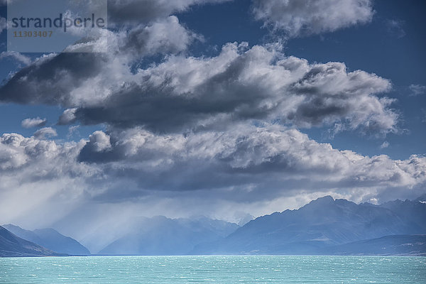 Flauschige Wolken über dem ruhigen blauen Pukaki-See  Südinsel  Neuseeland