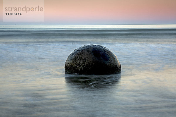 Ruhige Meereslandschaft und Felsbrocken  Moeraki Boulders  Südinsel  Neuseeland