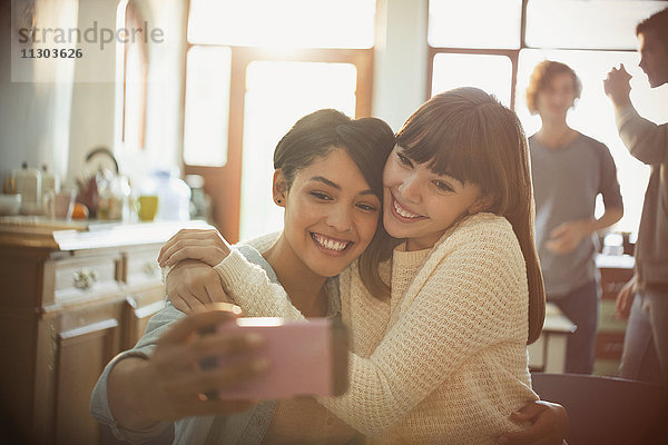 Junge Frauen Freunde nehmen Selfie mit Kamera-Handy in der Wohnung