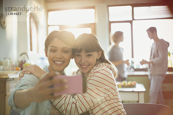 Junge Frauen Freunde Mitbewohner umarmen nehmen selfie mit Kamera-Handy