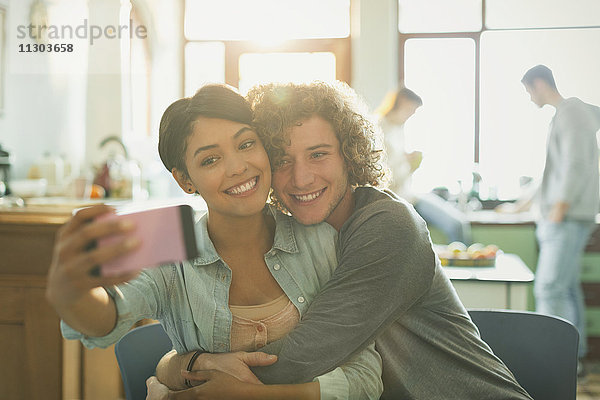 Lächelnd liebevolles junges Paar nimmt Selfie mit Kamera-Handy