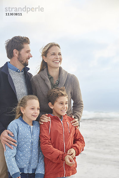 Lächelnde Familie am Winterstrand